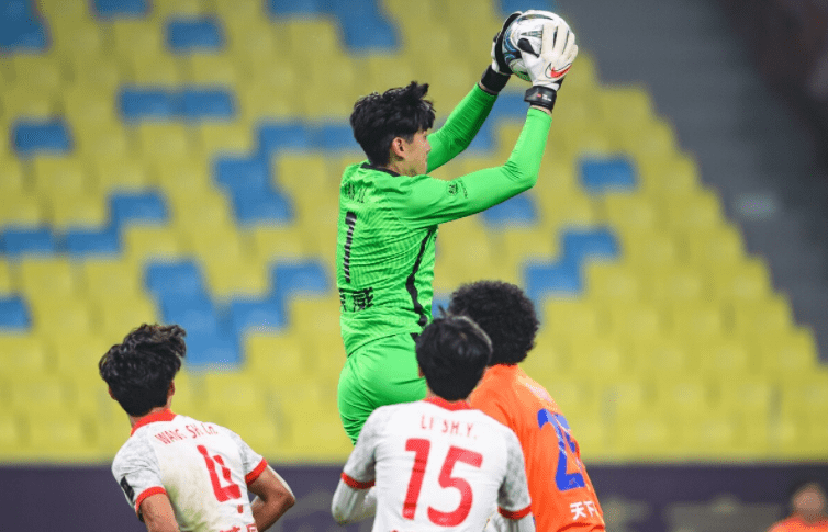 ld sports-关于从里昂今晚外线爆发到今晚辽宁本钢单刀错失，上海海港转会期更衣室发声的信息